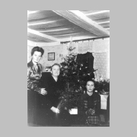 034-0028 Familie Wagner in Gruenlinde Weihnachten 1943.jpg